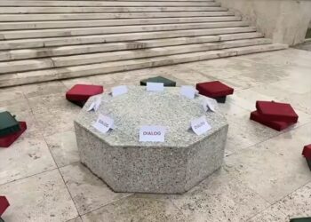 Protesta kombëtare/ Rama ndryshon skenografinë e dialogut, vendos “sofrën” e gurit para Kryeministrisë