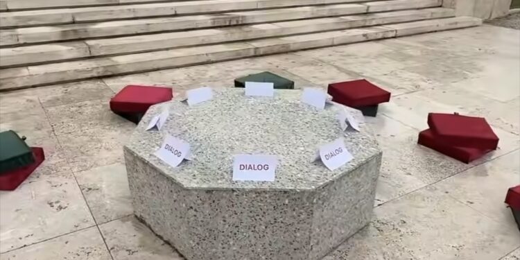 Protesta kombëtare/ Rama ndryshon skenografinë e dialogut, vendos “sofrën” e gurit para Kryeministrisë