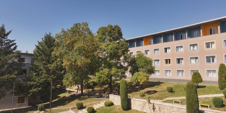 Viti i ri akademik nis me “luftën” për strehim, qiratë në Tiranë 12 herë më të larta se konviktet