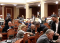Nis me protestë seanca plenare, demokratët shfaqen në Kuvend me fotot e studentëve të dhunuar