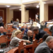 Nis me protestë seanca plenare, demokratët shfaqen në Kuvend me fotot e studentëve të dhunuar