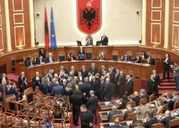 Kuvendi përjashton për 60 ditë gjashtë deputetë të PD-së pas kaosit në seancën plenare