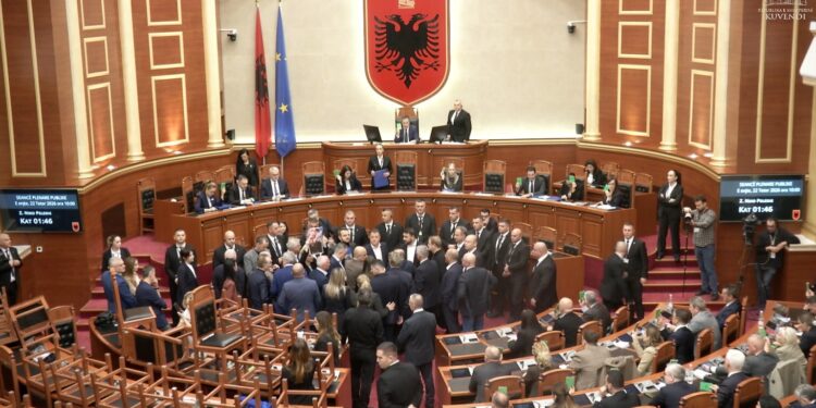 Kuvendi përjashton për 60 ditë gjashtë deputetë të PD-së pas kaosit në seancën plenare