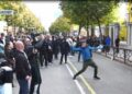 Protesta e studentëve, hidhen vezë e kapsolla në drejtim të Ministrisë së Arsimit
