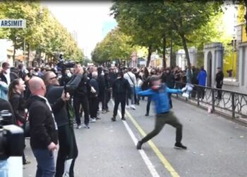 Protesta e studentëve, hidhen vezë e kapsolla në drejtim të Ministrisë së Arsimit