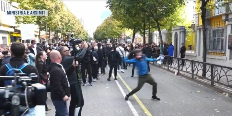 Protesta e studentëve, hidhen vezë e kapsolla në drejtim të Ministrisë së Arsimit