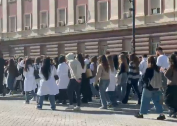 Studentët e Mjekësisë marshojnë drejt Kryeministrisë në ditën e 11-të të protestës