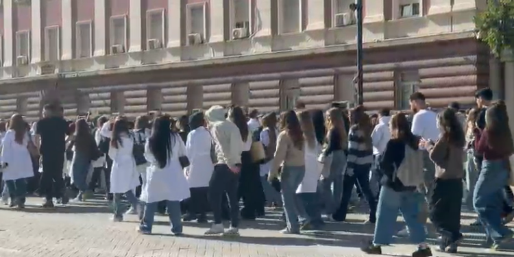 Studentët e Mjekësisë marshojnë drejt Kryeministrisë në ditën e 11-të të protestës