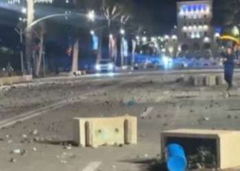 Tiranë, pamje kaosi pas protestës. Gurë, xhama të thyer dhe stola të shkatërruar në rrugë