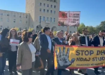 Pedagogët i bashkohen protestës së studentëve, marshim paqësor nga Universiteti Politeknik
