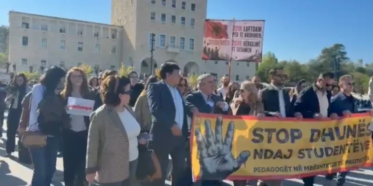 Pedagogët i bashkohen protestës së studentëve, marshim paqësor nga Universiteti Politeknik