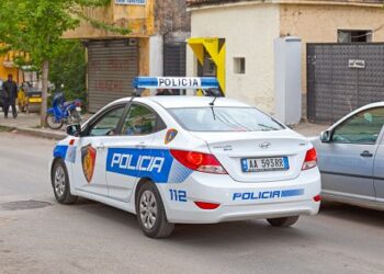 Fier/ Kërcënoi 28-vjeçarin për borxhin, arrestohet 34-vjeçari, në kërkim bashkëpunëtori