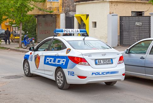 Fier/ Kërcënoi 28-vjeçarin për borxhin, arrestohet 34-vjeçari, në kërkim bashkëpunëtori