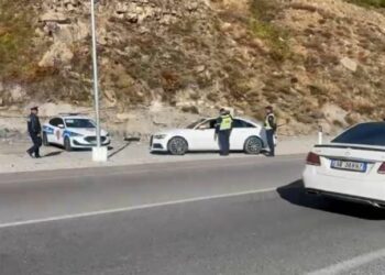 Protesta tremb qeverinë/ Policia kontrolle në Rrugën e Arbrit, ndalohen automjetet drejt Tiranës