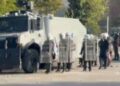 Policia qëllon me plumba gome protestuesit, të rinjtë nuk tërhiqen