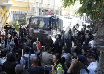 Mes tensioneve dhe protestave studentore, Kuvendi njofton mbledhjen e seancës plenare