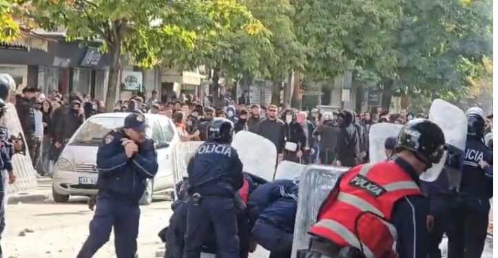 Tensione edhe te Zogu i Zi, policia ndjek protestuesit dhe të rinjtë u vënë flakën koshave të mbeturinave