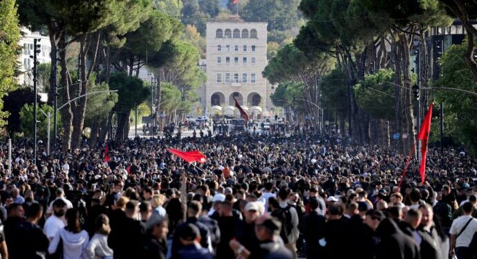 “Il Fatto Quotidiano”: Tirana në revoltë! Të rinjtë protestojnë prej disa muajsh kundër qeverisë