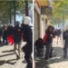 Polici i FNSH spërkat pa arsye me spraj lotsjellës vajzat që po qëndronin në anë të rrugës