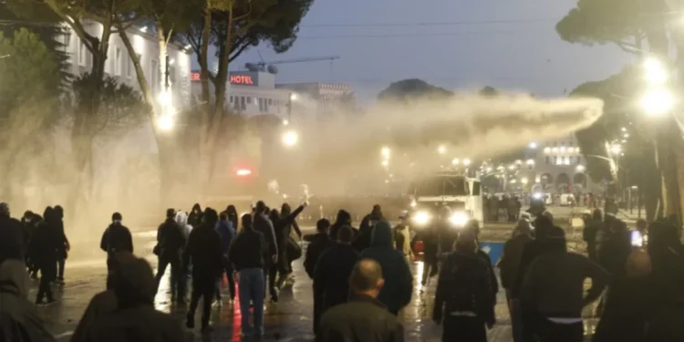 Protestat në Tiranë/ 11 persona lihen në burg, 40 të tjerë lirohen nga paraburgimi. Zbardhen masat e sigurisë