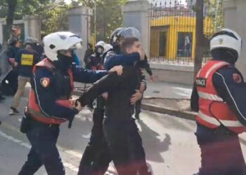 Pamje të rënda nga protesta e të rinjve, policia e godet me shkopinj gome dhe “i mbyll gojën” të riut