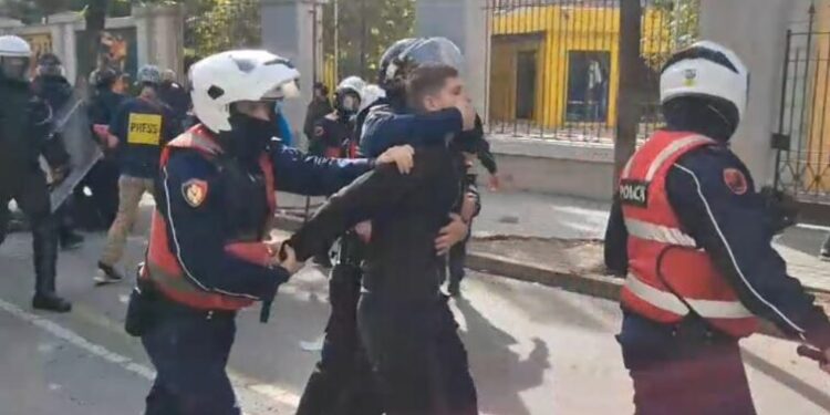 Pamje të rënda nga protesta e të rinjve, policia e godet me shkopinj gome dhe “i mbyll gojën” të riut