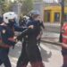 Pamje të rënda nga protesta e të rinjve, policia e godet me shkopinj gome dhe “i mbyll gojën” të riut