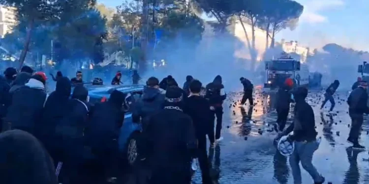 Përshkallëzohen përplasjet në bulevard, të lënduar dhe shoqërime