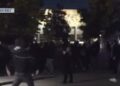 Tensione në protestën e 19 tetorit, fishekzjarrë drejt selisë së PS-së dhe policia përgjigjet me gaz lotsjellës