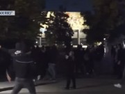 Tensione në protestën e 19 tetorit, fishekzjarrë drejt selisë së PS-së dhe policia përgjigjet me gaz lotsjellës