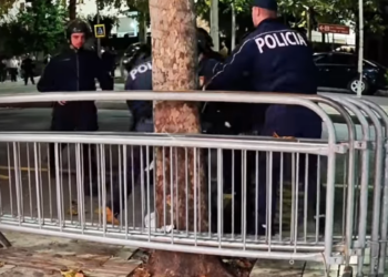 Video/ Momenti kur policia e dhunon dhe i thyen këmbën të riut