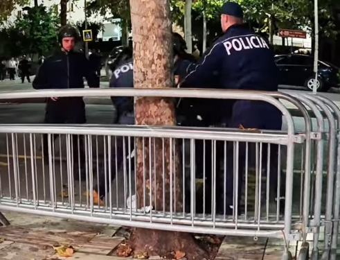 Video/ Momenti kur policia e dhunon dhe i thyen këmbën të riut