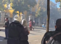 Video/ Nisin shoqërimet e dhunshme të protestuesve, vijon hedhja e gazit lotjsellës