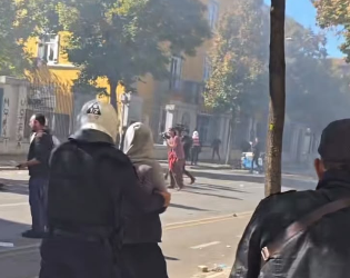 Video/ Nisin shoqërimet e dhunshme të protestuesve, vijon hedhja e gazit lotjsellës