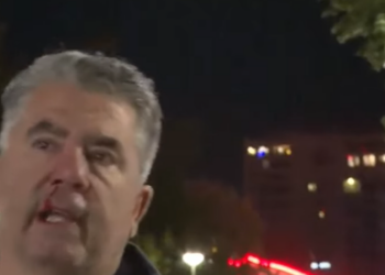 Efektivët shtrijnë në tokë dhe dhunojnë me shkop gome reporterin e medias së huaj