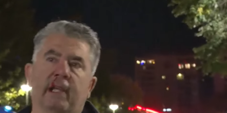 Efektivët shtrijnë në tokë dhe dhunojnë me shkop gome reporterin e medias së huaj