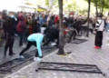 Tensionohet protesta, studentët shkulin kangjellat para Ministrisë së Arsimit