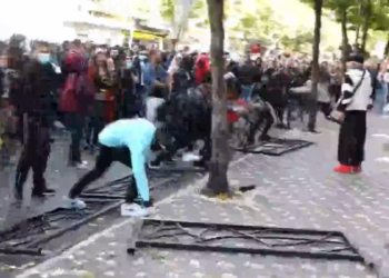 Tensionohet protesta, studentët shkulin kangjellat para Ministrisë së Arsimit