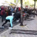 Tensionohet protesta, studentët shkulin kangjellat para Ministrisë së Arsimit