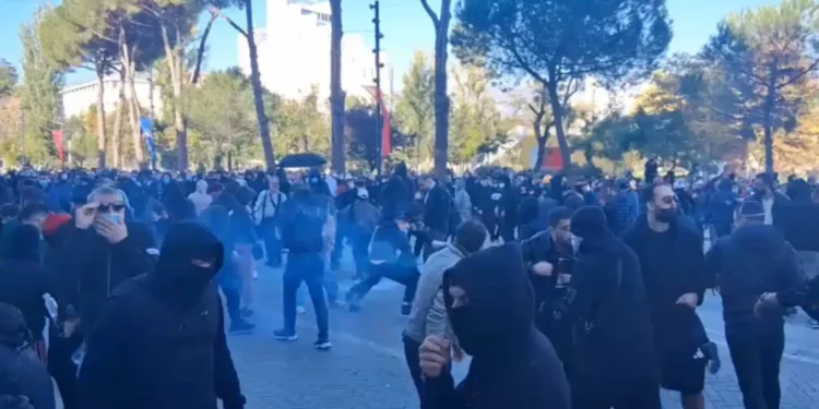 Dita e pestë e revoltës/ Tre protestues mbërrijnë me lëndime në Spitalin e Traumës