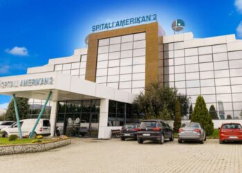 Skandal në spitalin Amerikan 2, nënës i ngatërrojnë foshnjën
