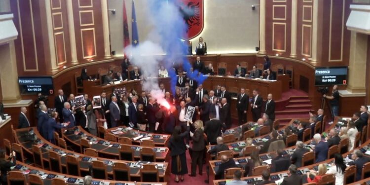 Ndezën flakadanë dhe i ranë bilbilit, Peleshi përjashton 4 deputetë të PD