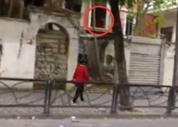 Përfshihet nga flakët një banesë pranë Ministrisë së Arsimit