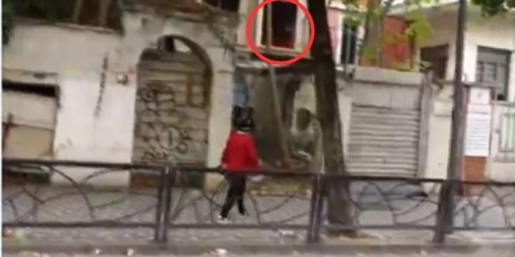Përfshihet nga flakët një banesë pranë Ministrisë së Arsimit