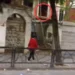 Përfshihet nga flakët një banesë pranë Ministrisë së Arsimit