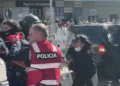 Vijojnë tensionet në Lezhë, policia shoqëron një prej të rinjve