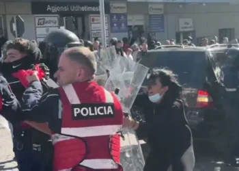 Vijojnë tensionet në Lezhë, policia shoqëron një prej të rinjve