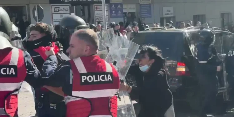 Vijojnë tensionet në Lezhë, policia shoqëron një prej të rinjve