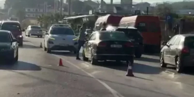 Makina përplas këmbësoren në Fier, dërgohet me ambulancë në spital