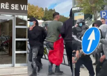Tensione në protestën e gjimnazistëve në Lezhë, të rinjtë tentojnë të hyjnë në bashki